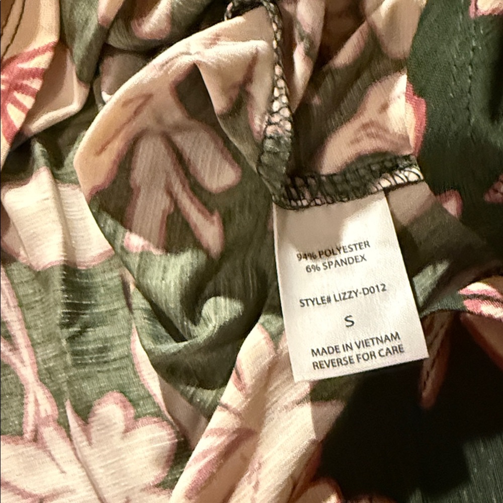 Dear Scarlett Olive and Floral Blouse NWT - Picture 5 of 5